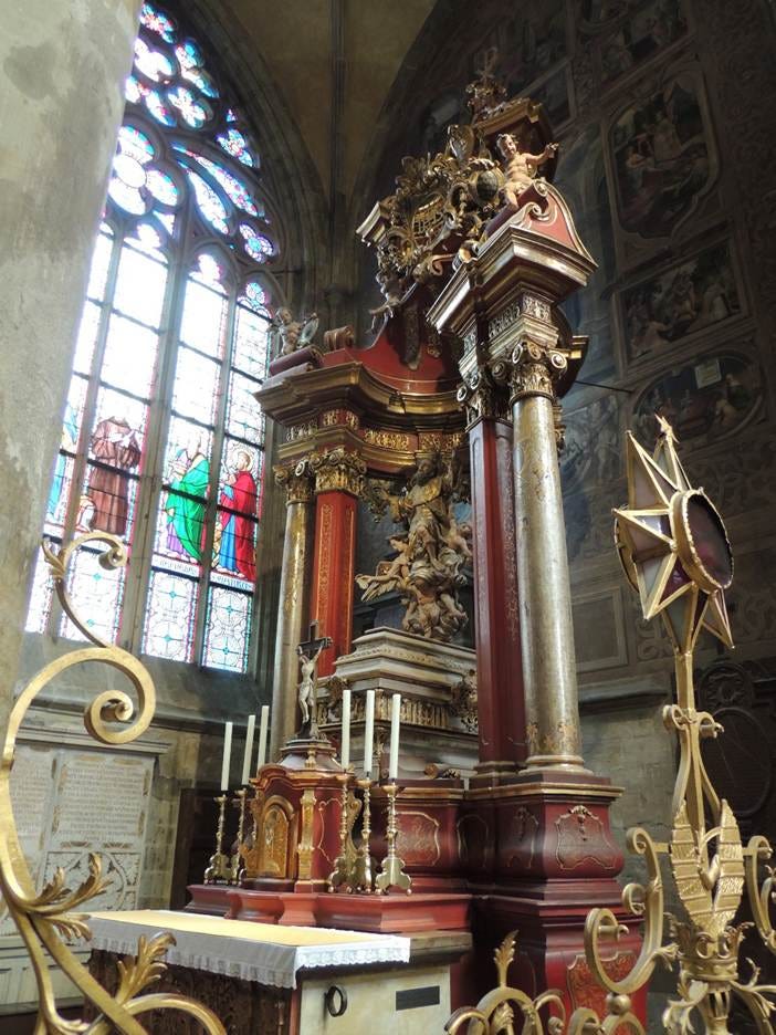 A large ornate altar in a church

AI-generated content may be incorrect.