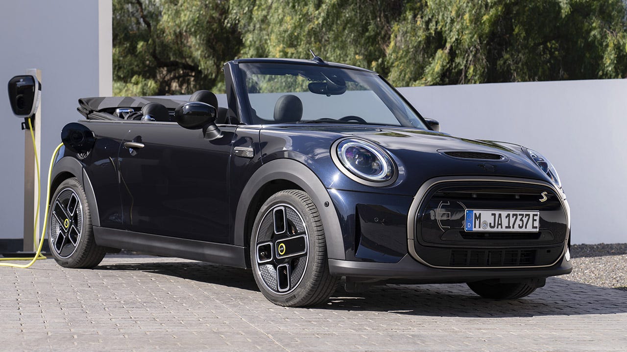 Precios del nuevo MINI Cooper SE Cabrio, el pequeño eléctrico en formato  descapotable