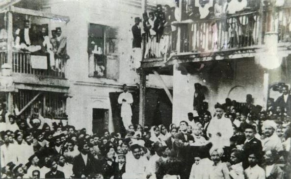 Tilak addressing a meeting at Shantaram Chawl, Bombay, in 1917. M A Jinnah can be seen, in black jacket, to his right.