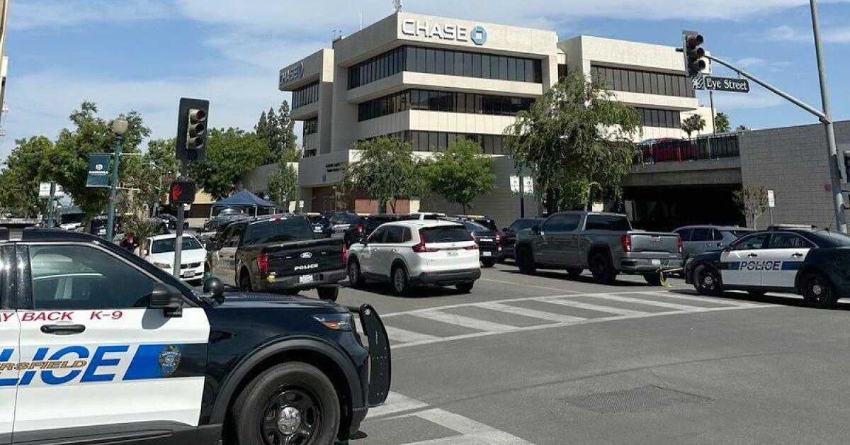 2 hostages freed, others held at Bakersfield bank building - Los Angeles Times 2 hostages freed, others held at Bakersfield bank building - Los Angeles Times