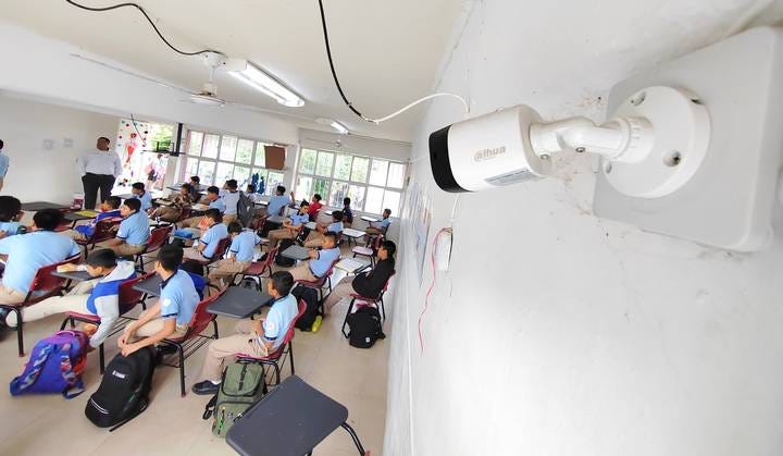 Imagen original de El Sol de México y José Luis Tapia, que muestra una cámara de videovigilancia en uno de los salones de la secundaria número 5 Carolina Balboa Gojón