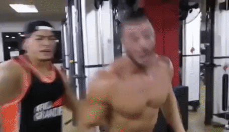 GIF de bambam na academia com feliz franco treinando e falando para a câmera.