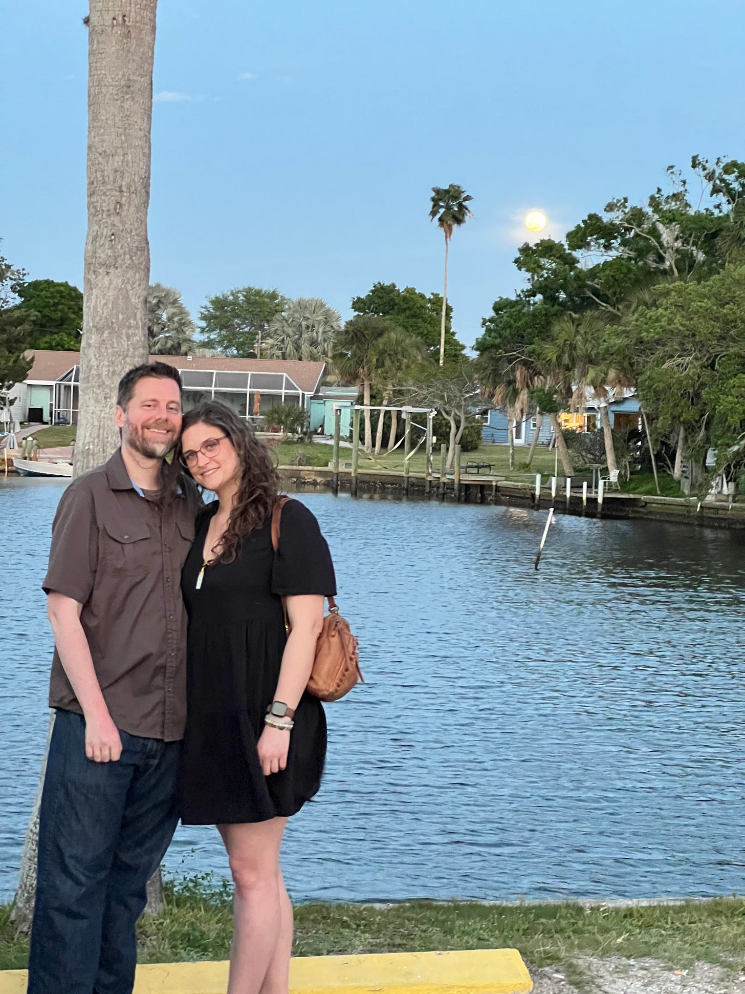 A couple poses in Florida.