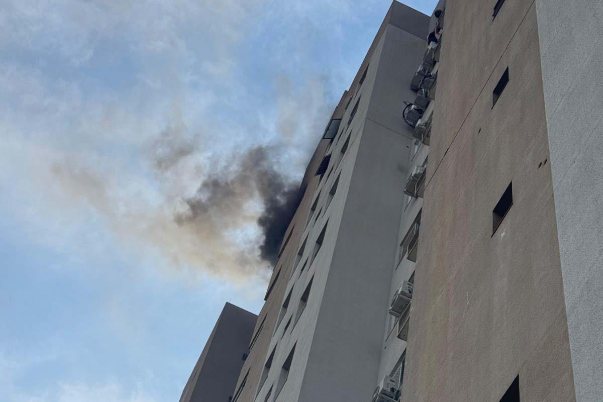 Bombeiros de Cascavel resgatam vítimas de incêndio em apartamento no 13º  andar | Secretaria da Segurança Pública