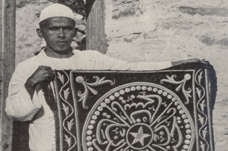 ** للاستخدام الداخلي لا تصلح رئيسية ** قدمت قطعة من #كسوة_الكعبة هدية له من أحد الأثرياء السعوديين - صور رحلة حج طبيب وعالم هولندي فان دير هوخ