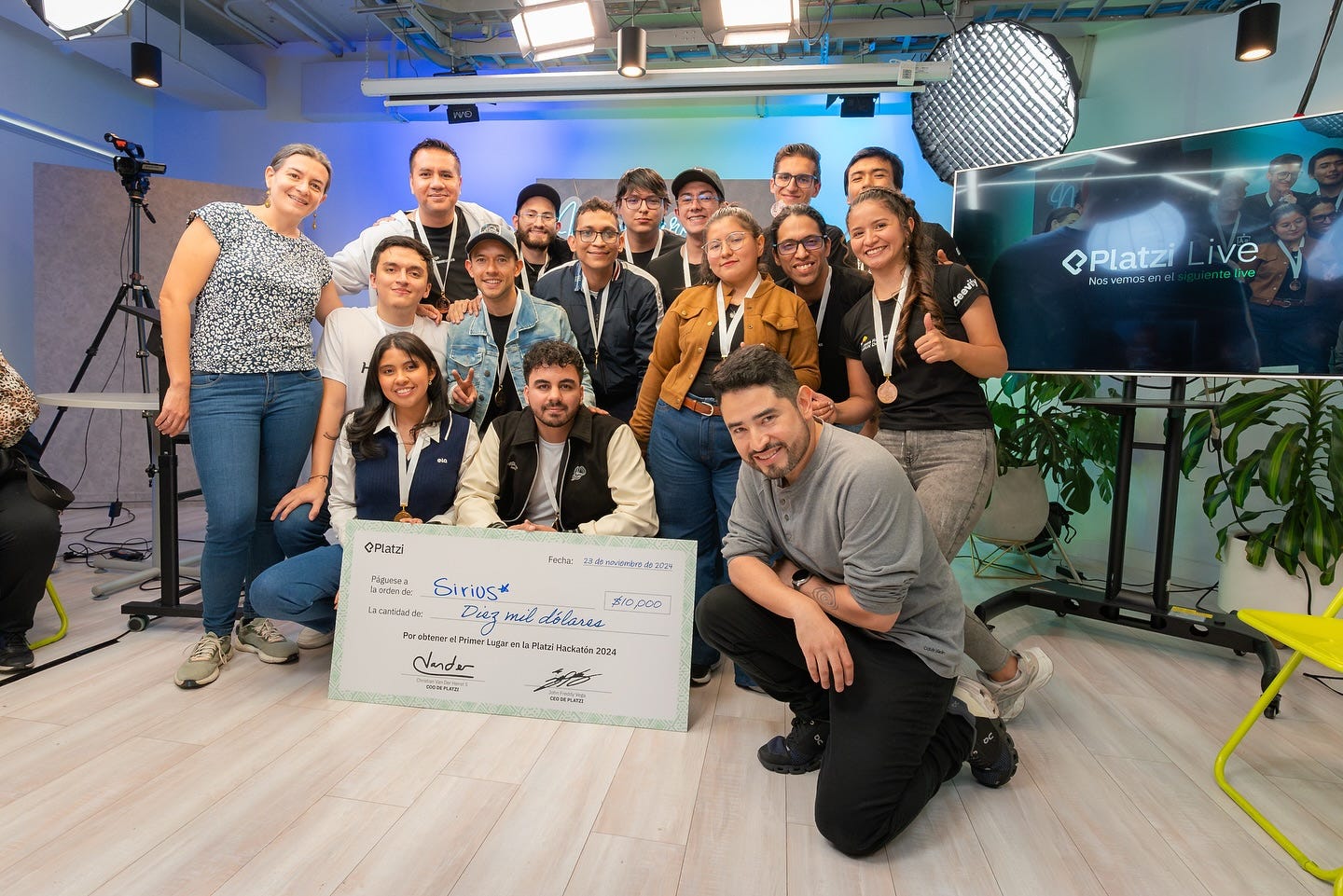 Puede ser una imagen de 8 personas, televisor, sala de prensa y texto