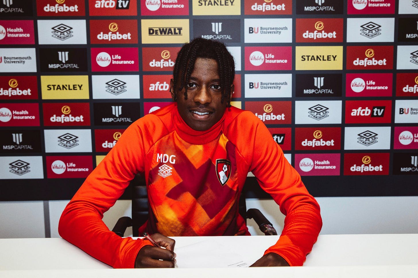 Michael Dacosta firmando su nuevo contrato con el Bournemouth esta semana