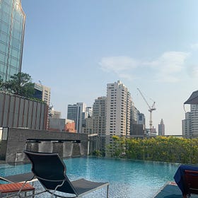 Løser livsopgaver ved poolen i Bangkok 