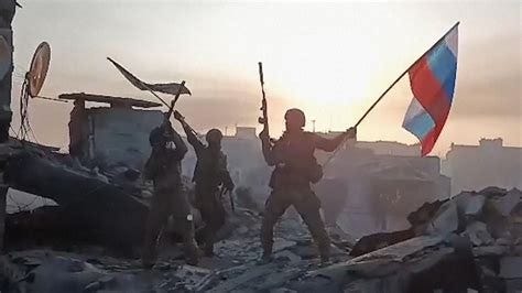Ukraine war: Wagner troops raise Russian flag in Bakhmut as Zelenskyy ...