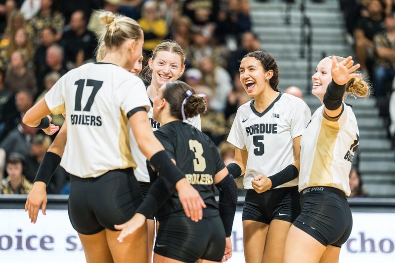 The Rundown: Volleyball serves up five-set win, women’s basketball faces UIC in exhibition