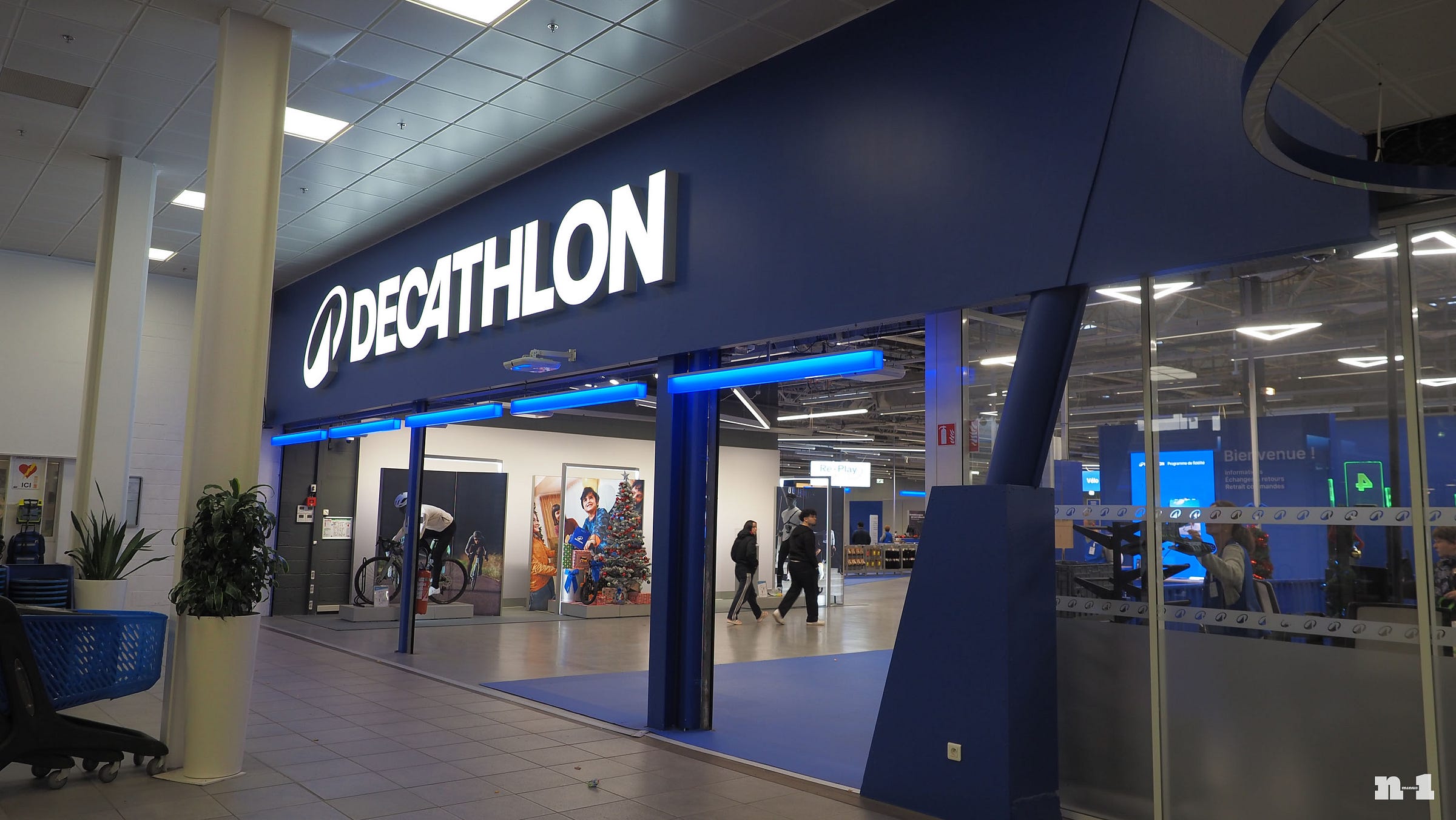 Decathlon store entrance Decathlon store entrance