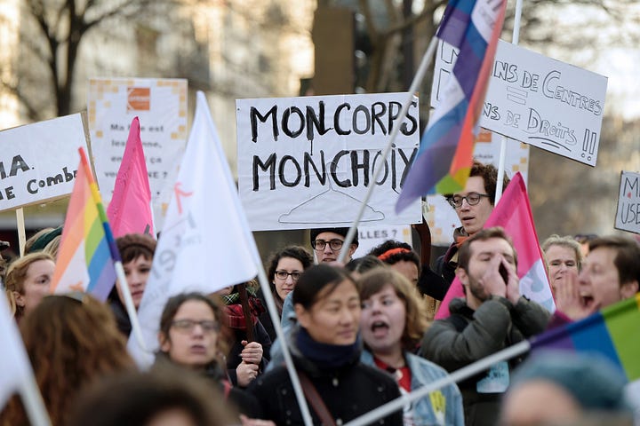 Dans l'hémicycle et dans la rue, l'IVG est discuté partout
