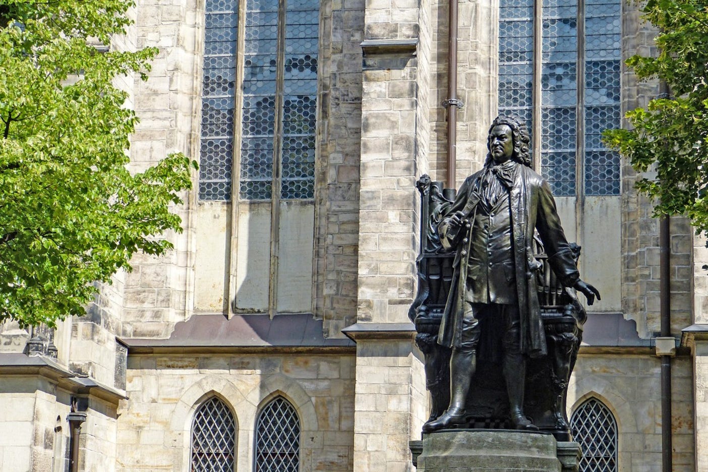 A statue of a person in front of a building
AI-generated content may be incorrect.