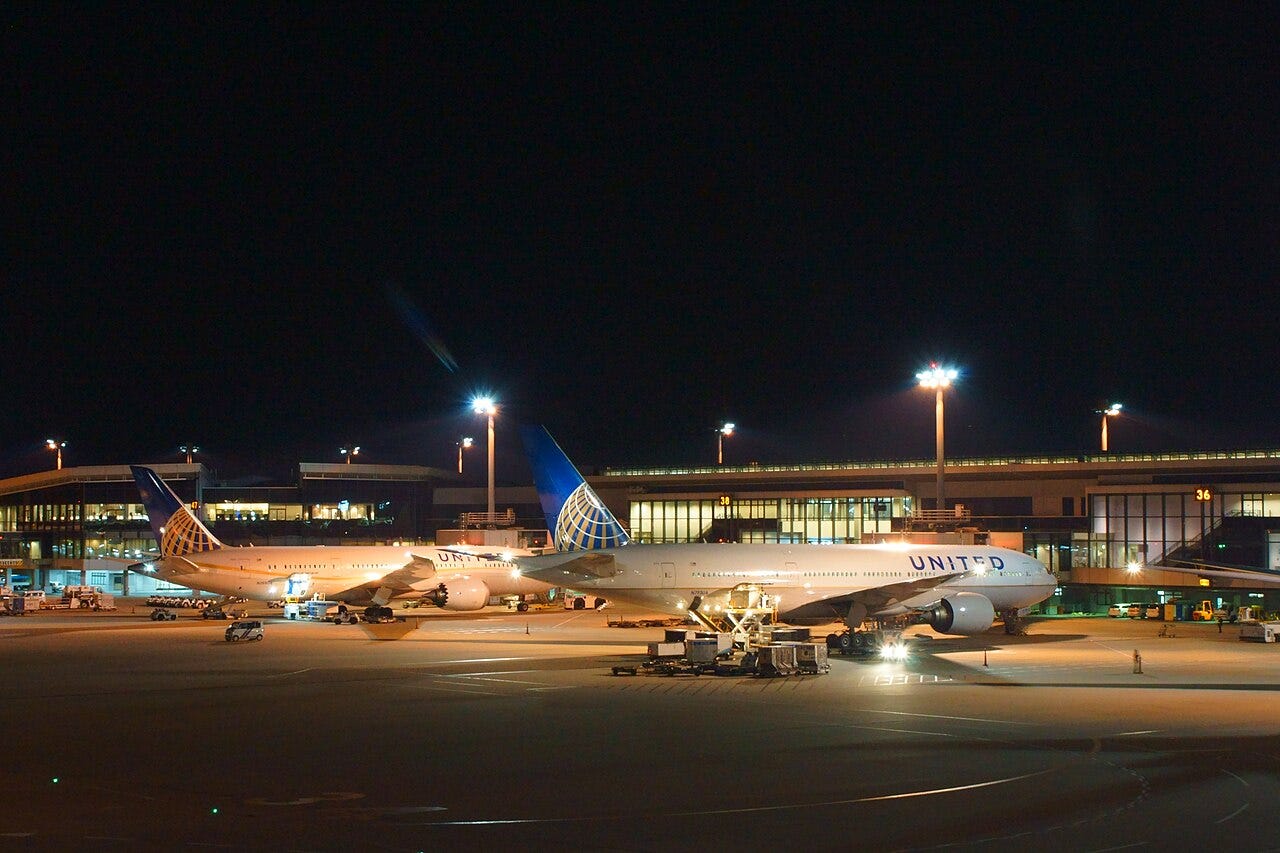 Photo: Nanashinodensyaku / Wikimedia Commons (CC BY-SA 4.0) Airplanes of United Airlines in tarmac at Narita Airport apron at night.