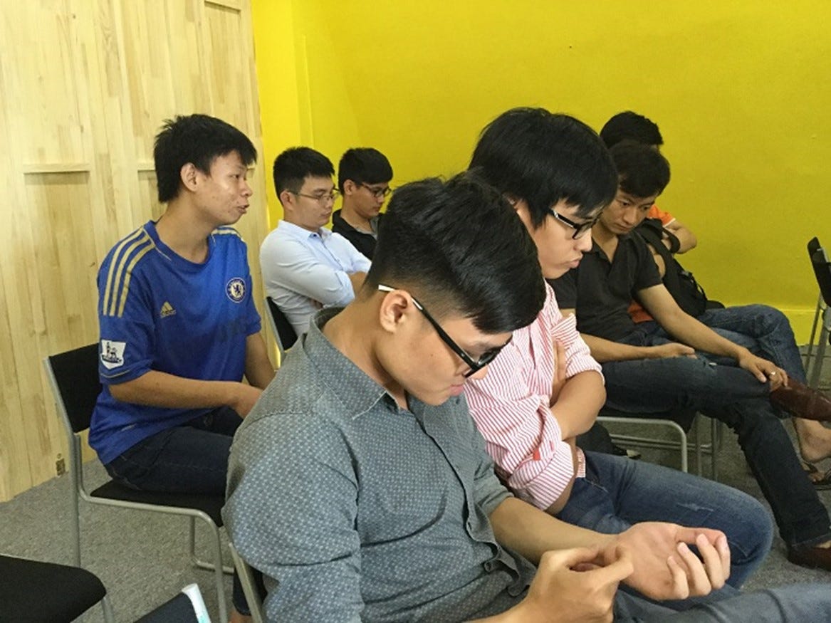 Chia sẻ của một em sinh viên năm cuối Bách Khoa và tất cả mọi người tham dự là làm sao để có một cộng đồng lập trình .NET Hà Nội lớn mạnh và hữu ích, nhất là cho những lập trình viên mới nhận được nhiều quan tâm và trao đổi của mọi người.