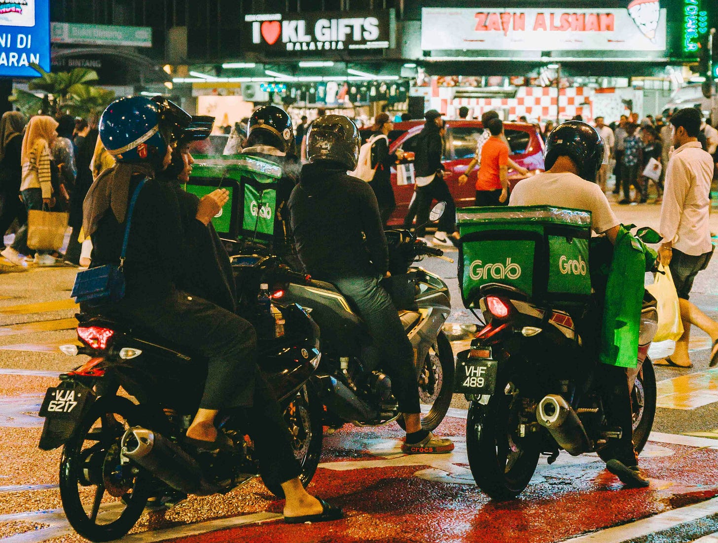 "Ride-hailing drivers in Malaysia gain protection under the new Gig Workers Bill 2025, ensuring fair pay and legal safeguards." "Ride-hailing drivers in Malaysia gain protection under the new Gig Workers Bill 2025, ensuring fair pay and legal safeguards."