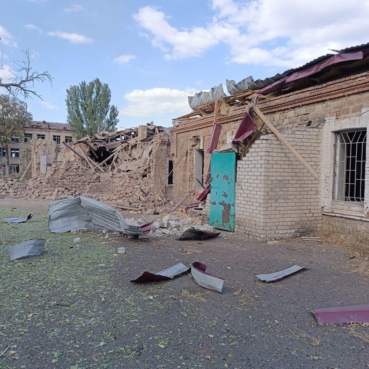 C:\Users\Елена Смирнова\Desktop\НОВОСТИ ДОНБАССА\Тихий Олекса памятник\10_гіимназія-14-їдальня-руїни 28.09.2025.jpg