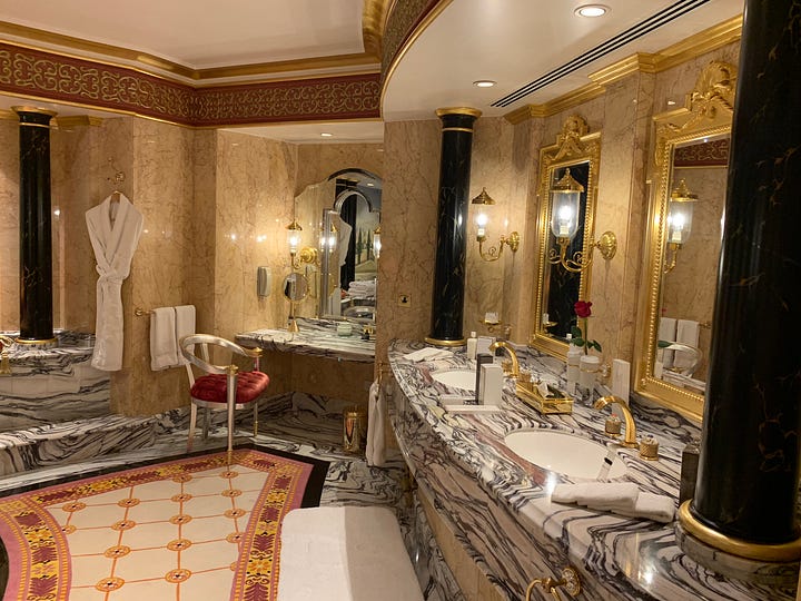 Foto di 4 bagni comuni degli Hotel che mi hanno ospitato