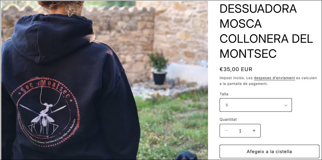 Només hi ha una cosa més insistent que la Mosca Collonera: el teu amor pel Montsec. Porta aquesta dessuadora (unisex) amb orgull.  Només hi ha una cosa més insistent que la Mosca Collonera: el teu amor pel Montsec. Porta aquesta dessuadora (unisex) amb orgull.