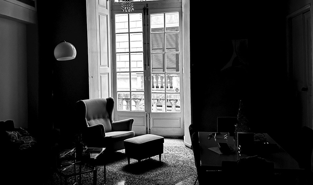 a black and white photo of a living room