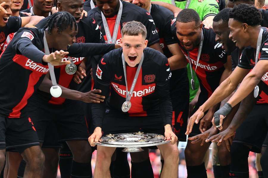 Wirtz lifts the Bundesliga trophy 