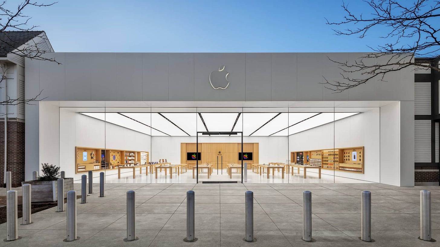 Apple Derby Street following remodeling work that removed the Forum and added an Apple Pickup counter.
