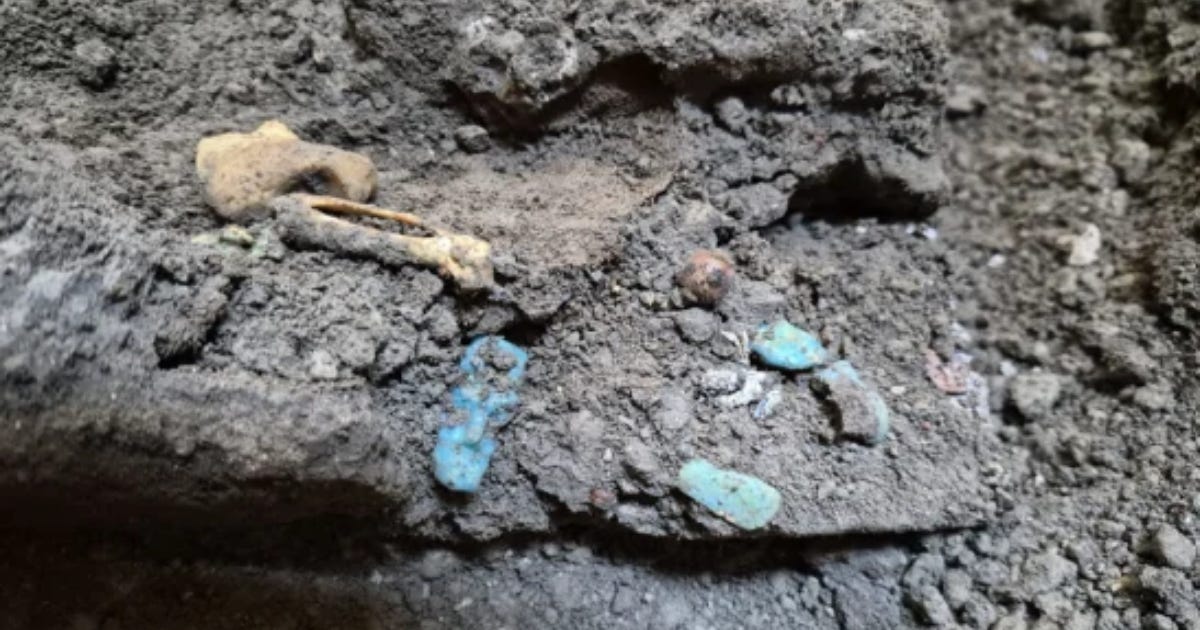 Pendants and bag traces in situ, house IX 11 Pendants and bag traces in situ, house IX 11