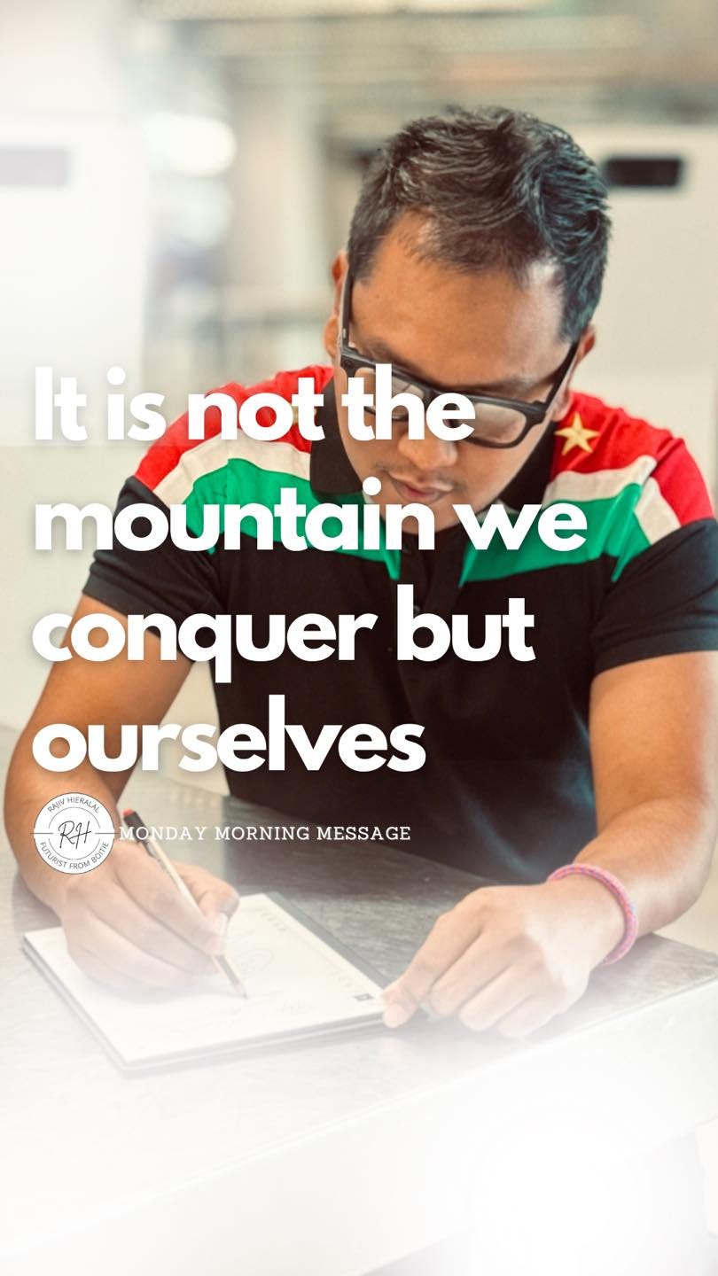 Kan een afbeelding zijn van 1 persoon, berg en de tekst 'It is not the mountain we conquer but ourselves たt ONDAY MORNING MESSAGE'