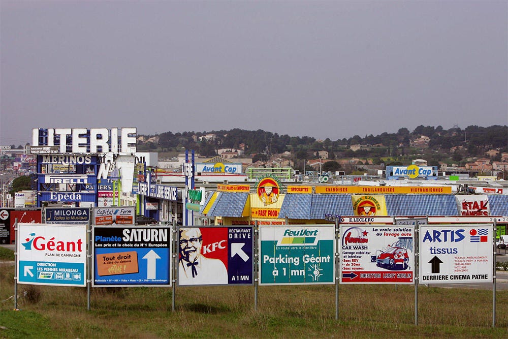 Photo de panneaux d'une zone commerciale
