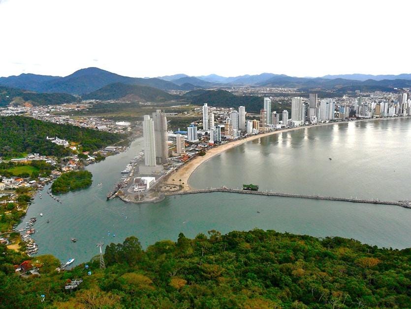 A city next to a body of water

Description automatically generated with medium confidence
