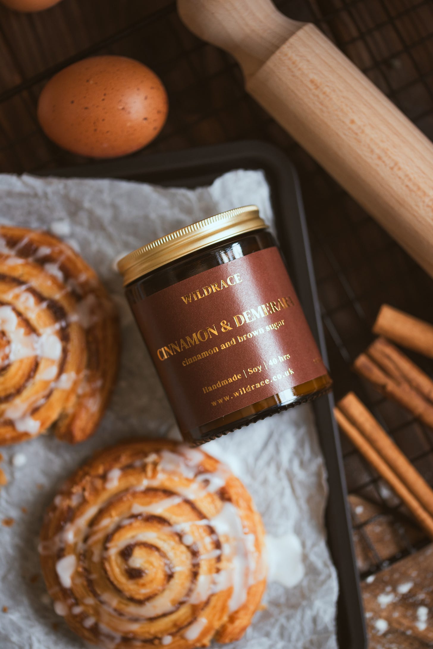 cinnamon swirl roll candle for autumn