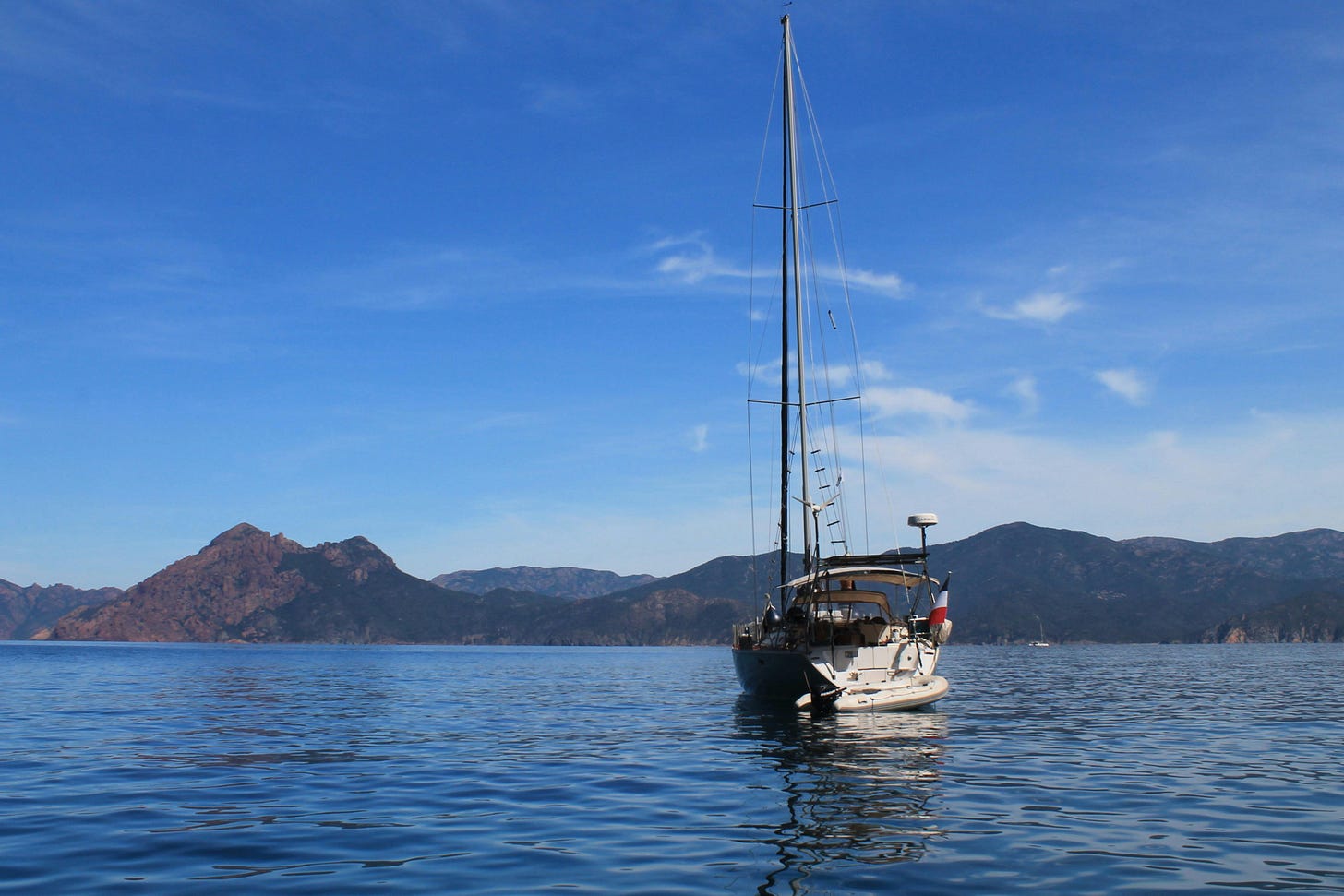 Bateau solitaire au mouillage