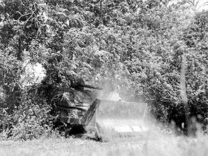 Sherman “dozer” in the bocage. © CR Basse Normandie - National Archives USA