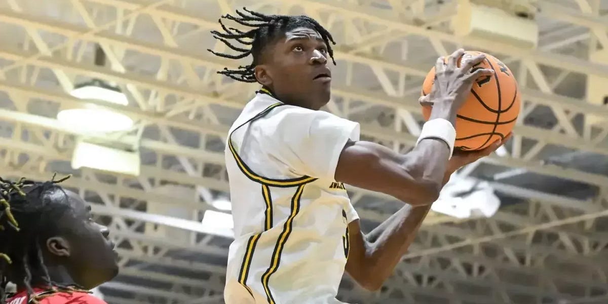 Warriors remain perfect in MAAC play with win over Mount