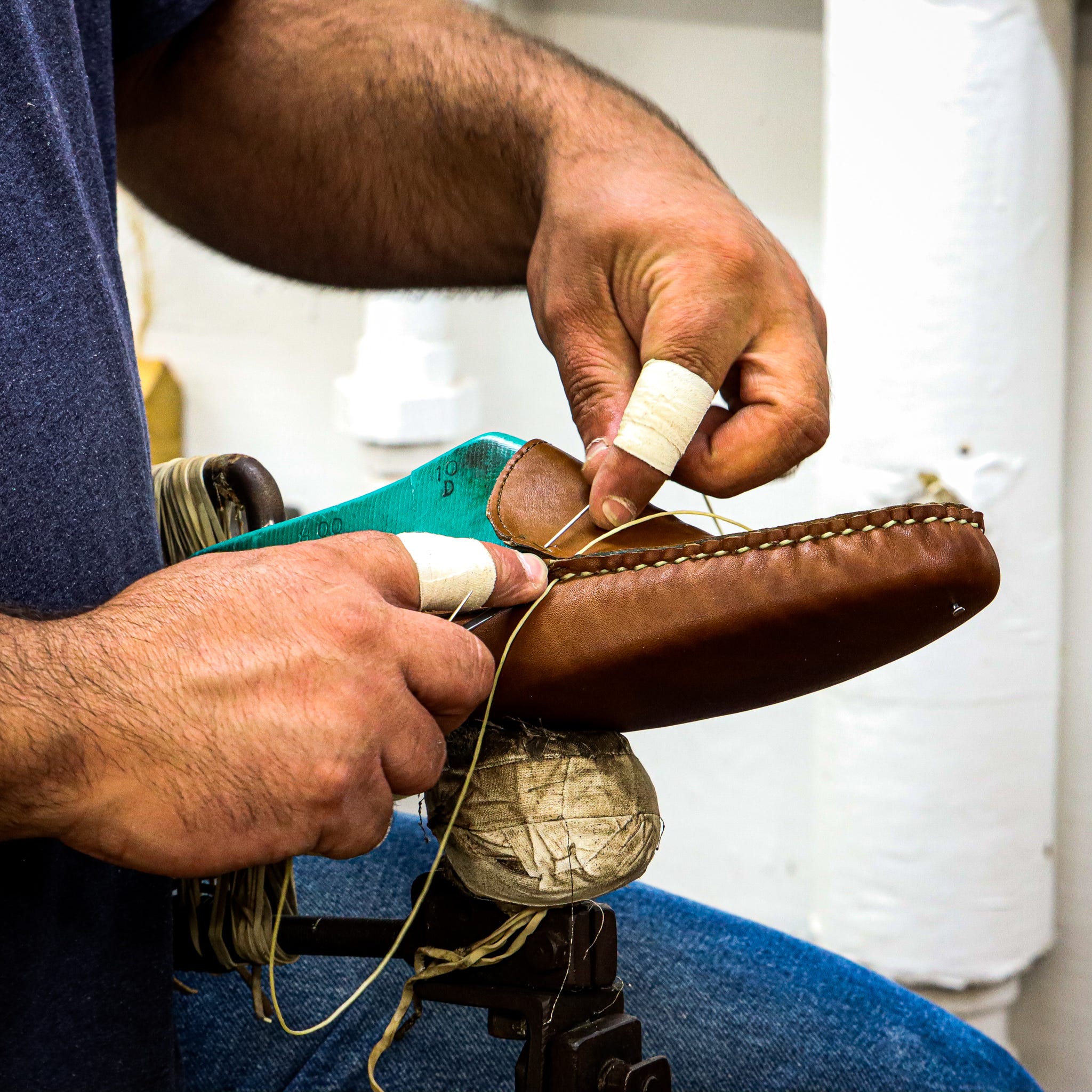 Hand make shoes MAKING HANDMADE SHOES: A STEP-BY-STEP GUIDE: Traditional  main image 4