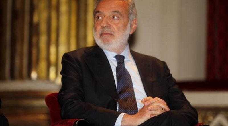 Luigi Nicolais al Convegno Finmeccanica al Teatro San Carlo di Napoli il 2 febbraio 2011. Credit: Cesare Abbate, Ansa. Luigi Nicolais al Convegno Finmeccanica al Teatro San Carlo di Napoli il 2 febbraio 2011. Credit: Cesare Abbate, Ansa.