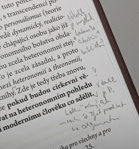 Ukázky poznámek v knihách. (Že to nepřečtete? Od toho to není – někdy je luštím i já. V další části rozeberu, proč to nevadí.)