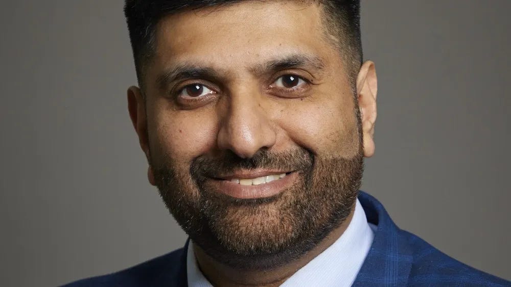 Lord Wajid Khan beijou o anel de um extremista Deobandi durante a visita do imã ao distrito eleitoral de Khan em Burnley no final de fevereiro. (Retrato oficial de Roger Harris)