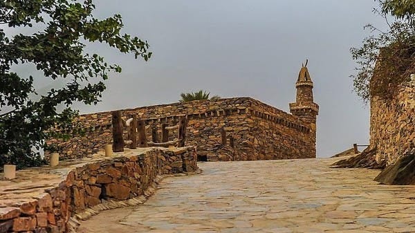 صور تخطف الأنظار.. قرية مبنية من الحجارة في الباحة