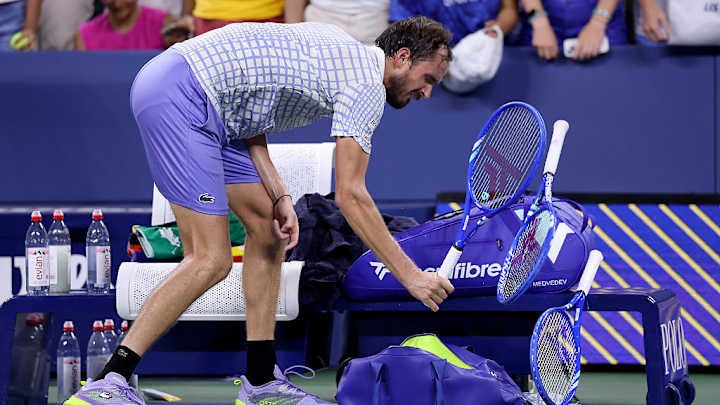 Daniil Medvedev azota su raqueta ante la frustración. Daniil Medvedev azota su raqueta ante la frustración.