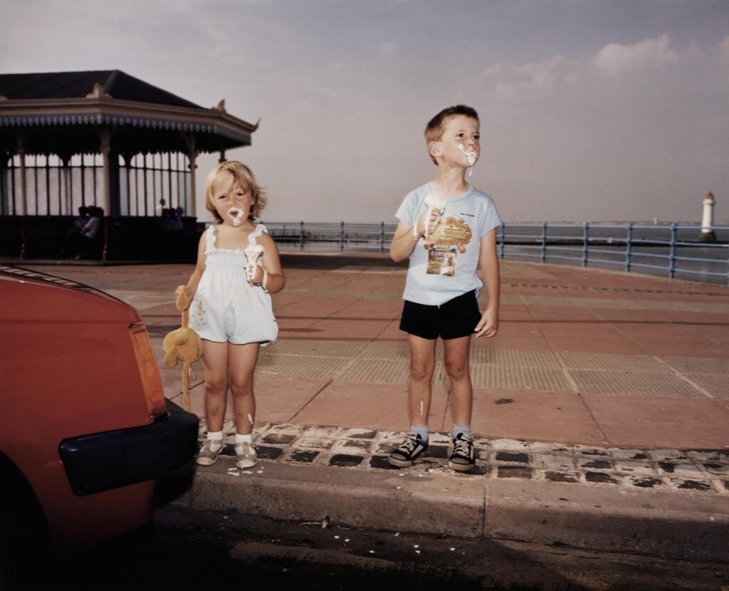 MARTIN PARR | 'NEW BRIGHTON', MERSEYSIDE (FROM THE SERIES THE LAST RESORT), livro de fotografia de Martin Parr MARTIN PARR | 'NEW BRIGHTON', MERSEYSIDE (FROM THE SERIES THE LAST RESORT), livro de fotografia de Martin Parr