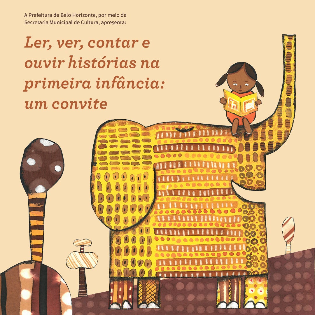 #descrevemospravocê  Card ilustrado de divulgação da Prefeitura de Belo Horizonte, por meio da Secretaria Municipal de Cultura, com o título: Ler, ver, contar e ouvir histórias na primeira infância: um convite. O texto está no canto superior esquerdo, em letras marrons sobre um fundo bege.  A imagem apresenta uma ilustração lúdica e colorida. Em destaque, um grande elefante amarelo com corpo retangular e textura composta por padrões de linhas, pontos e manchas em tons de marrom, vermelho e laranja. Ele tem orelhas largas, olhos pequenos e expressão serena. Sentada na ponta de sua tromba erguida, está uma menina com pele escura e cabelos pretos presos em duas marias-chiquinhas. Ela veste roupa alaranjada e está concentrada na leitura de um livro amarelo com capa ilustrada. O livro está aberto, e seu rosto transmite curiosidade e envolvimento com a história.  Ao redor do elefante, aparecem árvores estilizadas em formas arredondadas e coloridas, com troncos listrados e copas pontilhadas, criando um cenário de floresta imaginária com cores terrosas e suaves.  A estética geral é infantil e acolhedora, com traços que remetem a livros ilustrados para crianças. A imagem reforça a importância da literatura e da oralidade na primeira infância, com um tom afetuoso e educativo.