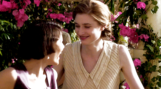 gif: vita e virginia riem andando juntas