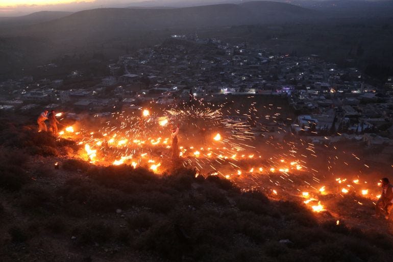 اشعال النار لإعلان بداية الاحتفال بعيد النيروز اشعال النار لإعلان بداية الاحتفال بعيد النيروز