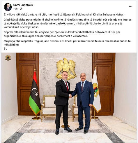 Një narrativë, dy plane veprimi. Nga ceremonitë patriotike dhe simbolika e UÇK-së në Kosovë, te shtrëngimi i duarve me Khalifa Haftar në Libi, një aktor jo-shtetëror i lidhur ngushtë me operacionet dhe ndikimin rus në Afrikën e Veriut. Kjo galeri dokumenton kontrastin mes diskursit publik dhe ndërveprimeve të jashtme, duke ngritur pyetje thelbësore mbi orientimin politik, implikimet për sigurinë kombëtare dhe normalizimin e ndikimit rus në hapësirën publike në Kosovë.