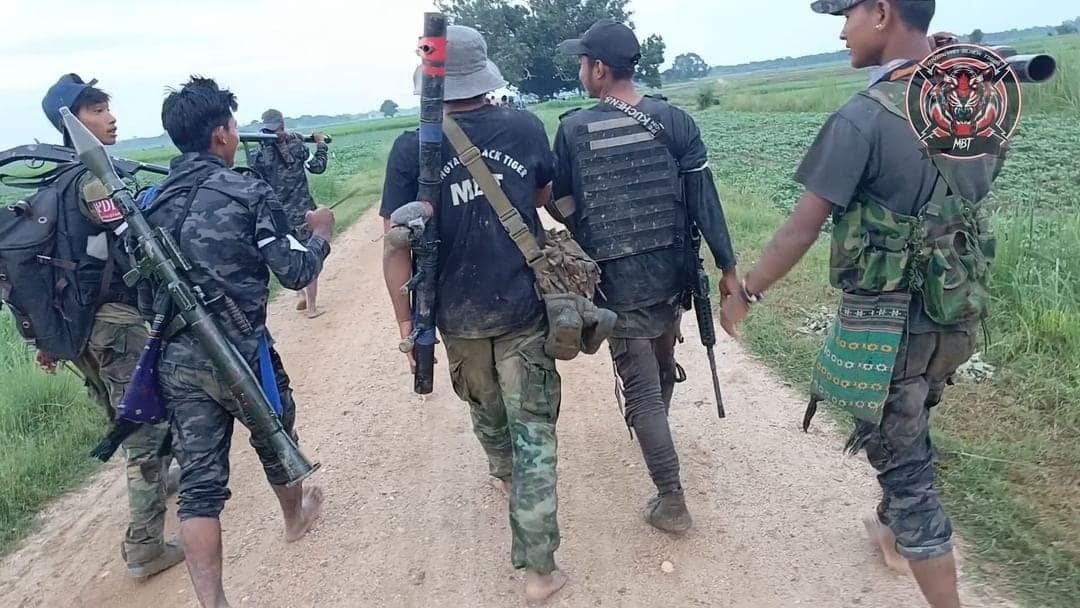 ပုံစာ - မြင်းခြံနယ်ထဲက ဒေသကာကွယ်ရေး တပ်ဖွဲ့ဝင်တချို့  ဓါတ်ပုံ - ဗိုလ်မိုက်ခဲ