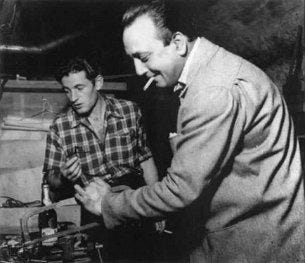 Django Reinhardt et Jean-Claude Merle Django fabrique des clés pour le club Mephisto en compagnie de Jean-Claude Merle