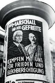 „Der Marschall (Präsident von Hindenburg) und der Gefreite (Adolf H.) kämpfen mit uns für Frieden und Gleichberechtigung“: Wahlplakat der NSDAP, 1933