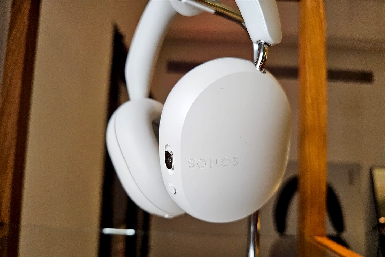 Sonos Ace Headphones in white. Sonos Ace Headphones in white.