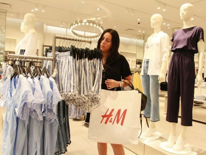 Tập đoàn thời trang lớn nhất thế giới H&M sẽ mở rộng chuỗi cung ứng tại Việt Nam. Tập đoàn thời trang lớn nhất thế giới H&M sẽ mở rộng chuỗi cung ứng tại Việt Nam.